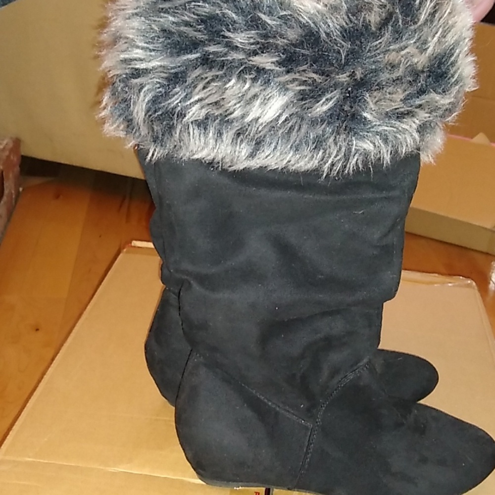 "Report" Suede boots with fur trim. Size 8
